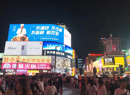 人流聚集的商業(yè)街，如何通過標(biāo)識導(dǎo)視系統(tǒng)設(shè)計實現(xiàn)有序指引？